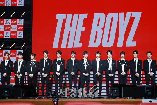 더보이즈(THE BOYZ) 멤버들이 6일 오후 서울 동대문 회기동 경희대학교 평화의전당에서 열린 THE BOYZ(더보이즈) 첫 번째 미니앨범 ‘THE FIRST‘ 프레스 쇼케이스에 참석해 포토타임을 갖고 있다.