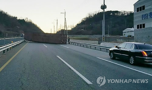 컨테이너 국도에 떨어뜨려 교통체증 빚은 운전사 입건