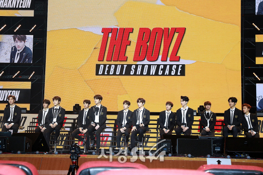 더보이즈(THE BOYZ) 멤버들이 6일 오후 서울 동대문 회기동 경희대학교 평화의전당에서 열린 THE BOYZ(더보이즈) 첫 번째 미니앨범 ‘THE FIRST‘ 프레스 쇼케이스에 참석했다./사진=지수진 기자