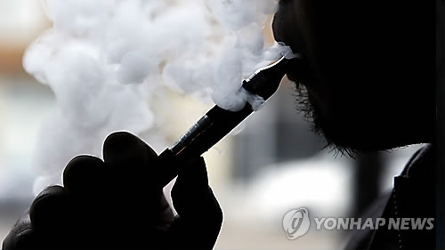 담배 닮은 ‘비타민 흡입제’ 11일부터 청소년 판매 금지