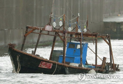 최근 일본 해안에 북한에서 떠내려온 것으로 추정되는 목선과 시신이 잇따라 발견되고 있다./연합뉴스