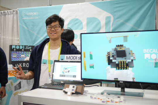 오상훈 럭스로보 대표가 자체 개발한 모듈형 로봇 플랫폼을 소개하고 있다. /사진제공=럭스로보