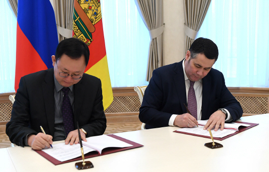 안계형(왼쪽) 오리온 러시아 법인 대표와 루데냐 이고르 미하일로비치 러시아 뜨베리 주지사가 6일 신공장 건설에 관한 투자협정에 서명하고 있다. /사진제공=오리온