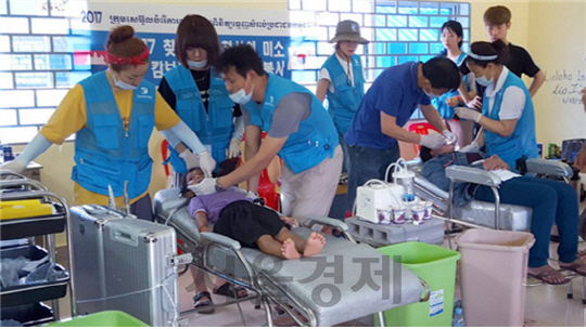 서울의료봉사재단 직원들이 캄보디아에서 무료 치과진료 봉사활동을 실시하고 있다. / 사진제공=네오바이오텍
