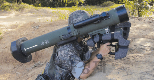 한국군 병사가 보병용 중거리 유도무기인 현궁 성능을 시험하고 있다./사진제공=LIG넥스원