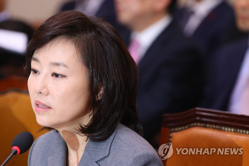 조윤선 전 청와대 정무수석이 ‘화이트리스트’ 의혹으로 다시 검찰 조사를 받게됐다./연합뉴스