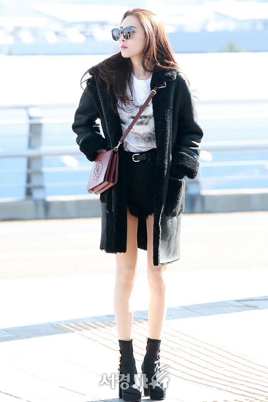 가수 선미가 8일 오후 인천 중구 운서동 인천국제공항을 통해 광고 촬영 및 화보 촬영 차 로스앤젤레스로 출국했다.