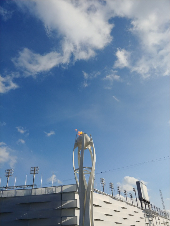 평창올림픽 개·폐막식장에 설치된 성화대에서 ‘모의 성화’의 불꽃이 타오르고 있다.