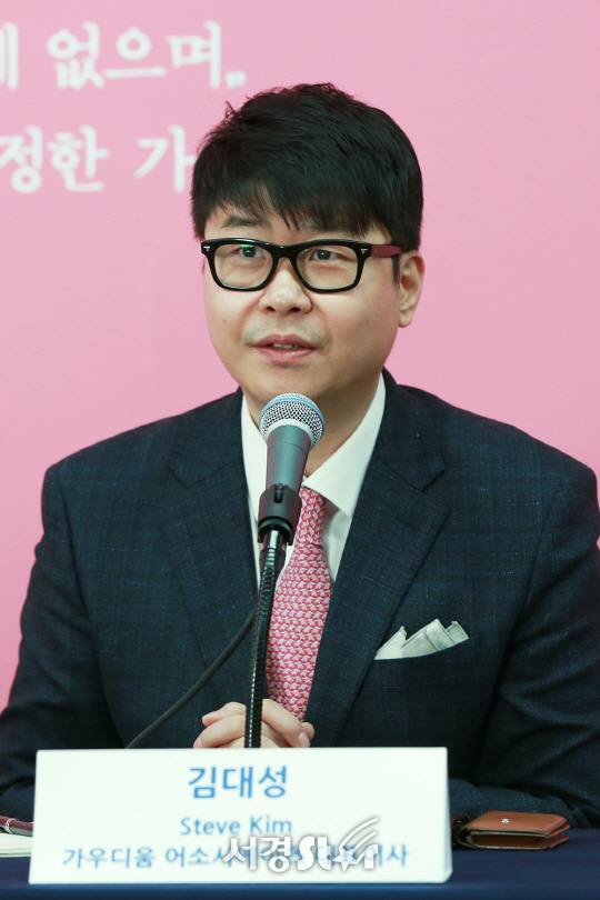 가우디움 어소시에이츠 김대성 대표가 8일 오전 서울 서초구 예술의 전당 한가람미술관 1층에서 열린 ‘마리로랑생 특별전-색채의 황홀’ 기자간담회에 참석해 인사말을 전하고 있다.