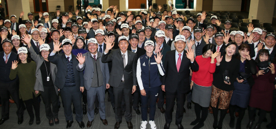 박성현(앞줄 오른쪽 여섯번째)이 김정태(〃〃다섯번째) 하나금융그룹 회장과 사내 팬클럽 ‘하나남달라’ 회원들과 기념촬영을 하고 있다. /사진제공=하나금융그룹