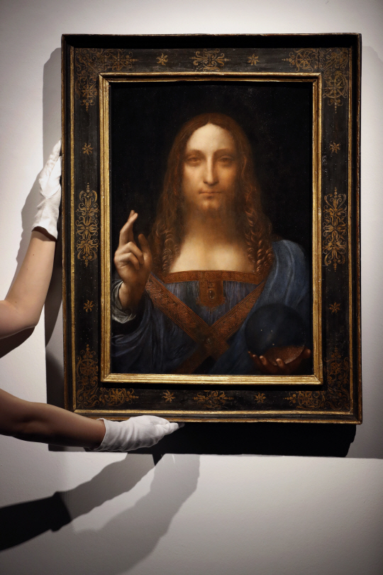 지난달 미국 뉴욕 크리스티 경매에서 4억5,030만달러(5,000억원)에 낙찰돼 세계 예술품 경매 역사상 최고가를 기록한 레오나르도 다빈치의 ‘살바토르 문디’/런던=AP연합뉴스