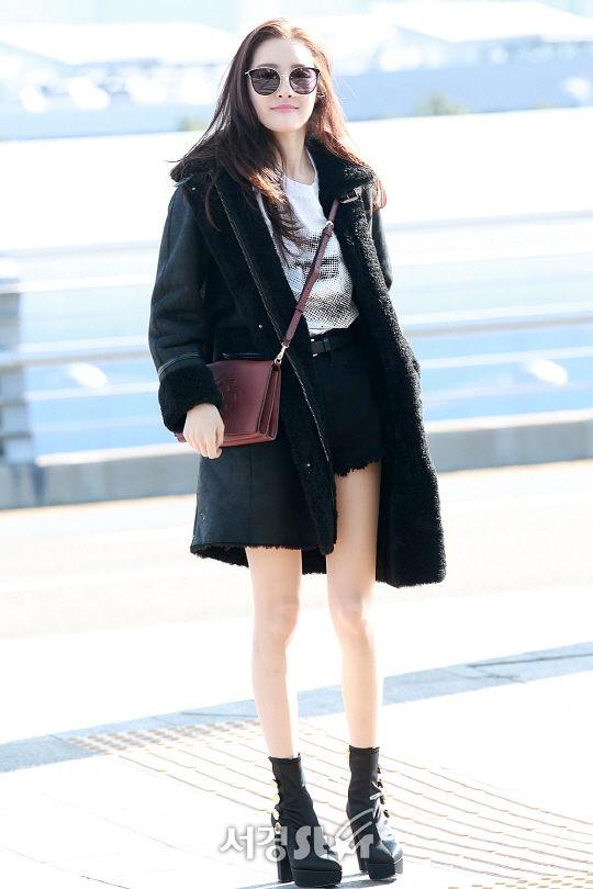 가수 선미가 8일 오후 인천 중구 운서동 인천국제공항을 통해 광고 촬영 및 화보 촬영 차 로스앤젤레스로 출국하고 있다.