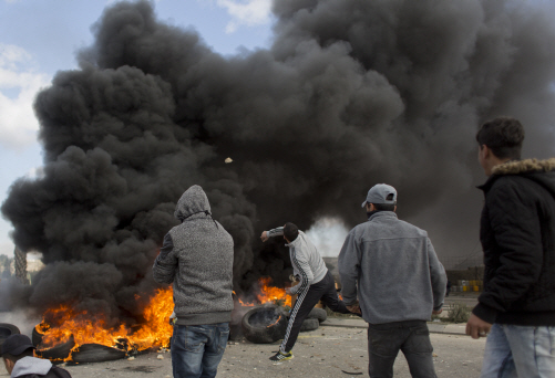도널드 트럼프 대통령이 예루살렘을 이스라엘 수도로 인정한 데 반발하는 팔레스타인 시위대가 7일(현지시간) 가자지구 라말라에서 격렬한 시위를 벌이며 이스라엘 군대와 충돌하고 있다. /라말라=AP연합뉴스