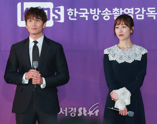 배우 지성, 서현진이 8일 오후 서울 영등포구 KBS 신관홀에서 개최된 ‘2017 그리메상 시상식’에 참석하고 있다.