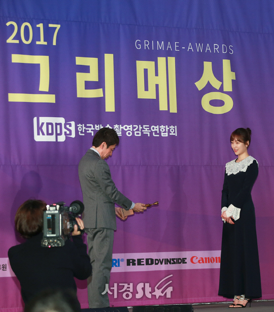 배우 서현진이 8일 오후 서울 영등포구 KBS 신관홀에서 개최된 ‘2017 그리메상 시상식’에 참석하고 있다.