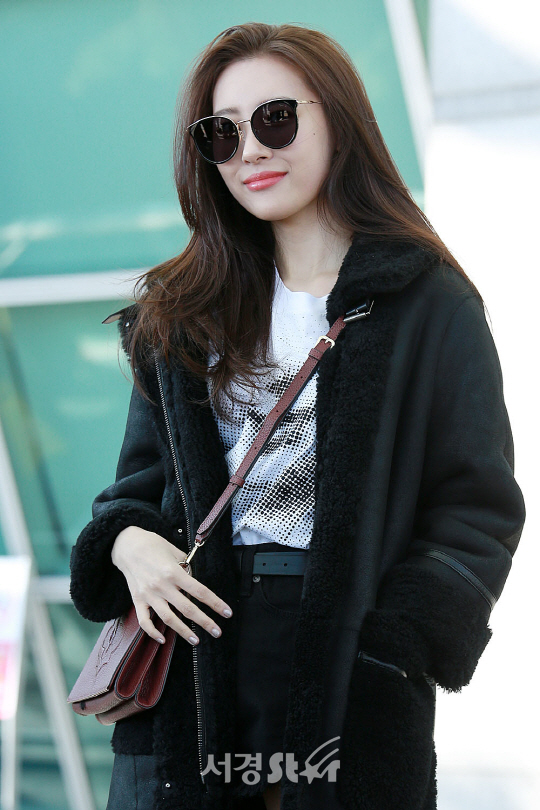 가수 선미가 8일 오후 인천 중구 운서동 인천국제공항을 통해 광고 촬영 및 화보 촬영 차 로스앤젤레스로 출국하고 있다.