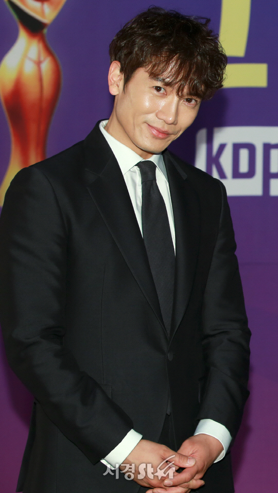 배우 지성이 8일 오후 서울 영등포구 KBS 신관홀에서 개최된 ‘2017 그리메상 시상식’에 참석하고 있다.