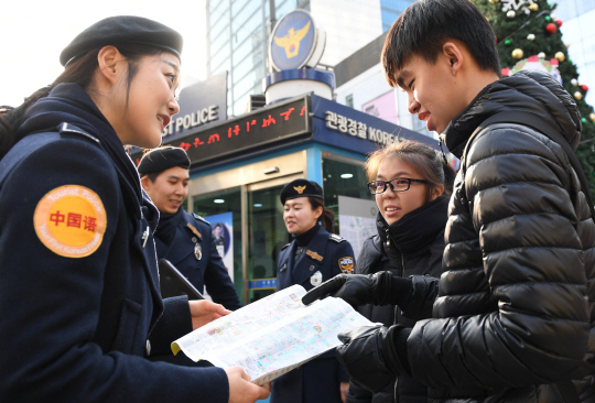 지난 6일 서울 명동에서 관광경찰대 소속 경찰관이 중국인 관광객들에게 길을 안내해주고 있다. /송은석기자