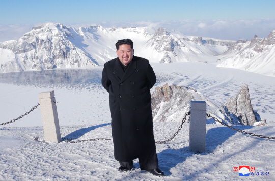 '혁명의 성산 백두산' 오른 북한 김정은