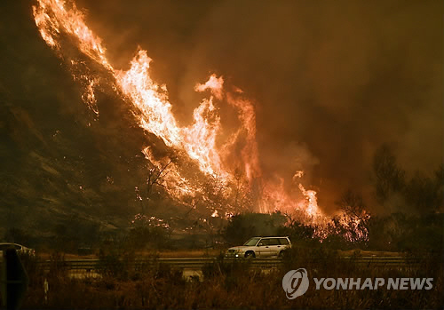 트럼프 ‘비상사태 선포’ ... 캘리포니아 산불 피해면적, 서울보다 커