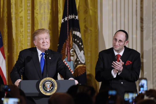 도널드 트럼프(왼쪽) 미국 대통령이 7일(현지시간) 백악관 이스트룸에서 열린 유대교 명절 ‘하누카’ 축하행사에서 연설을 하고 있다. /워싱턴DC=EPA연합뉴스