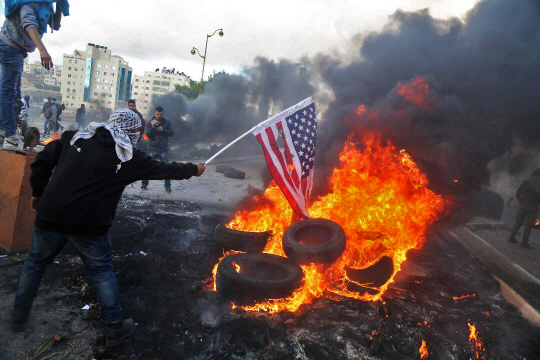 7일(현지시간) 팔레스타인 시위자들이 이스라엘의 수도로 인정된 예루살렘에서 도널드 트럼프 미국 행정부에 반기를 드는 차원으로 미국 성조기를 불태우고 있다. /예루살렘=AFP연합뉴스
