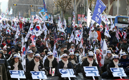 9일 오후 서울 대학로에서 대한애국당 당원과 보수단체 회원들이 박근혜 전 대통령 석방 촉구 집회에 참석해 구호를 외치고 있다. /연합뉴스