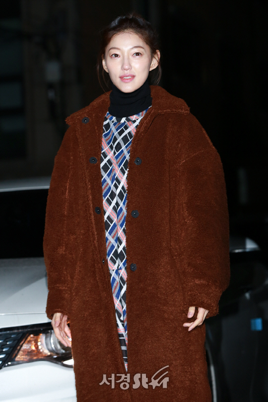 배우 이엘이 10일 오후 서울 강남구 한 음식점에서 열린 OCN 주말 드라마 ‘블랙’ 종방연에 참석해 포토타임을 갖고 있다.