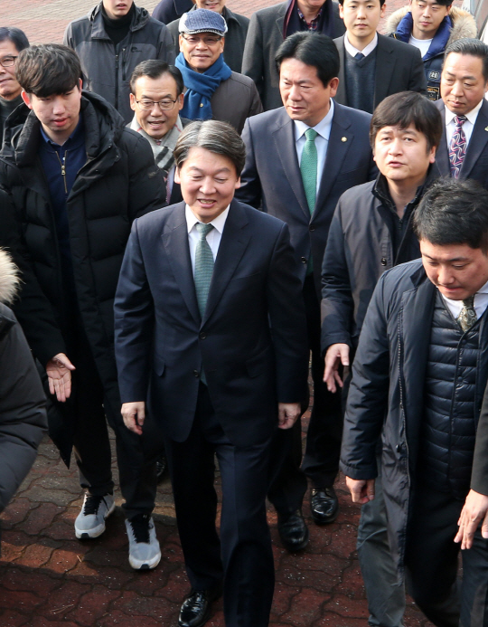 안철수 국민의당 대표가 10일 오후 광주 조선대학교에서 열린 ‘연대·통합 혁신을 위한 토론회’에 입장하고 있다./연합뉴스