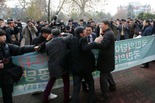 안철수 국민의당 대표가 참석하는 ‘연대·통합 혁신을 위한 토론회’를 앞두고 10일 오후 광주 조선대학교 토론회장 앞에서 안 대표에 대한 규탄과 환영 집회가 동시에 열렸다./연합뉴스