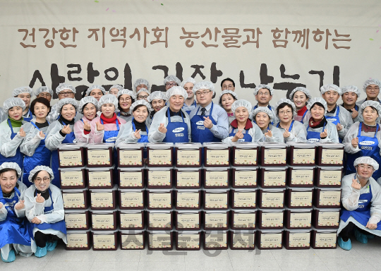 전영현(앞줄 왼쪽 일곱 번째) 삼성SDI 사장이 최근 ‘사랑의 김장 나눔 봉사활동’에 참석해 참석자들과 손가락 하트를 만들고 있다. 지난달 7일부터 용인 기흥·수원 등 전국 6개 사업장에서 진행된 이번 행사에서 임직원 600여명이 6,600여포기의 김치를 담가 지역사회에 전달했다.    /사진제공=삼성SDI