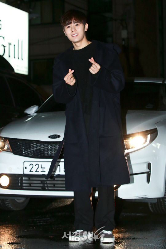 배우 김동준이 10일 오후 서울 강남구 한 음식점에서 열린 OCN 주말 드라마 ‘블랙’ 종방연에 참석해 포토타임을 갖고 있다.