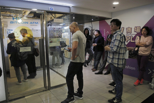 홍콩의 비트코인 거래자들이 지난 8일(현지시간) 입출금기기(ATM)를 이용하기 위해 대기하고 있다. /AP연합뉴스