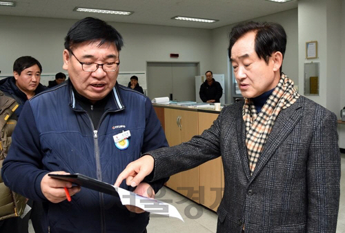 안병용(오른쪽) 경기 의정부시장이 10일 의정부경전철 운행 중단 직후 차량기지를 방문, 관계자에게 상황 보고를 받은 뒤 재발 방지를 지시하고 있다./사진제공=의정부시