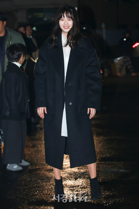 배우 고아라가 10일 오후 서울 강남구 한 음식점에서 열린 OCN 주말 드라마 ‘블랙’ 종방연에 참석해 포토타임을 갖고 있다.