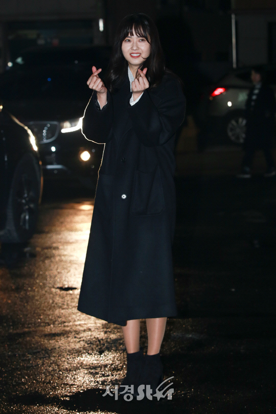 배우 고아라가 10일 오후 서울 강남구 한 음식점에서 열린 OCN 주말 드라마 ‘블랙’ 종방연에 참석해 포토타임을 갖고 있다.