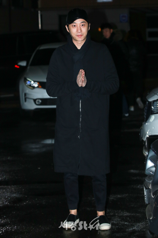 배우 이규복이 10일 오후 서울 강남구 한 음식점에서 열린 OCN 주말 드라마 ‘블랙’ 종방연에 참석해 포토타임을 갖고 있다.