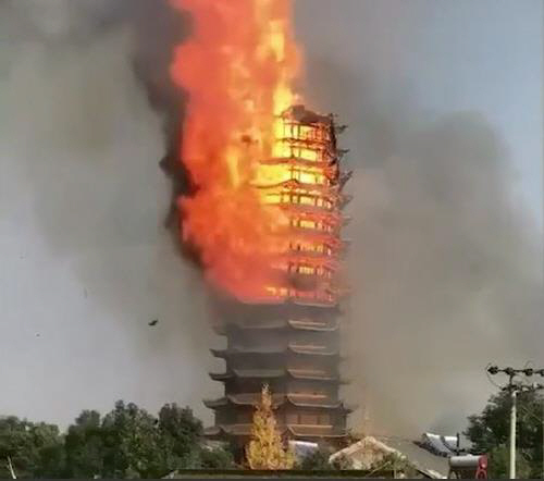 지진으로 파손된 후 중건된 중국 쓰촨성의 아시아 최고 목탑 건축물에서 불이 나 전체가 소실됐다./연합뉴스