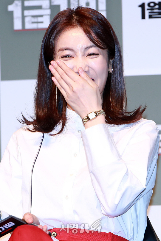 배우 김옥빈이 11일 오전 서울 강남구 신사동 압구정 CGV에서 열린 영화 ‘1급기밀’ 제작보고회에 참석했다.