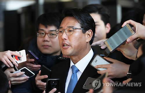 ‘댓글 공작’에 관여한 의혹을 받는 김태효 전 기획관의 구속 여부가 이르면 12일 결정된다./연합뉴스