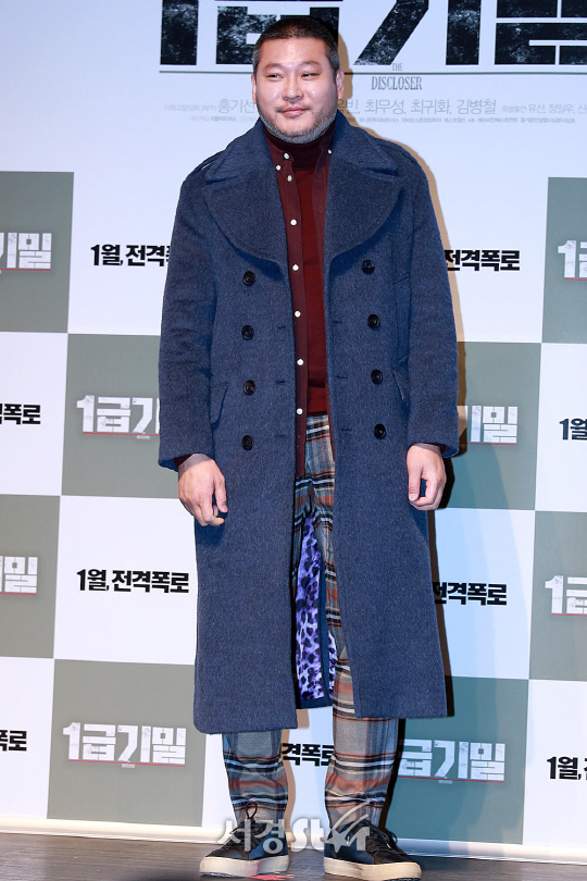 배우 최무성이 11일 오전 서울 강남구 신사동 압구정 CGV에서 열린 영화 ‘1급기밀’ 제작보고회에 참석해 포토타임을 갖고 있다.