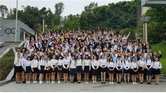 KAIST가 중국 충칭 양강대와 운영중인 국제교육협력프로그램(CLKIP) 2017년도 입학식후 학교 관계자들과 입학생들이 기념촬영을 하고 있다. 사진제공=KAIST