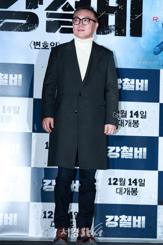 배우 김의성이 11일 오후 서울 용산구 CGV 용산아이파크몰에서 열린 영화 ‘강철비’ 언론시사회에 참석해 포토타임을 갖고 있다.