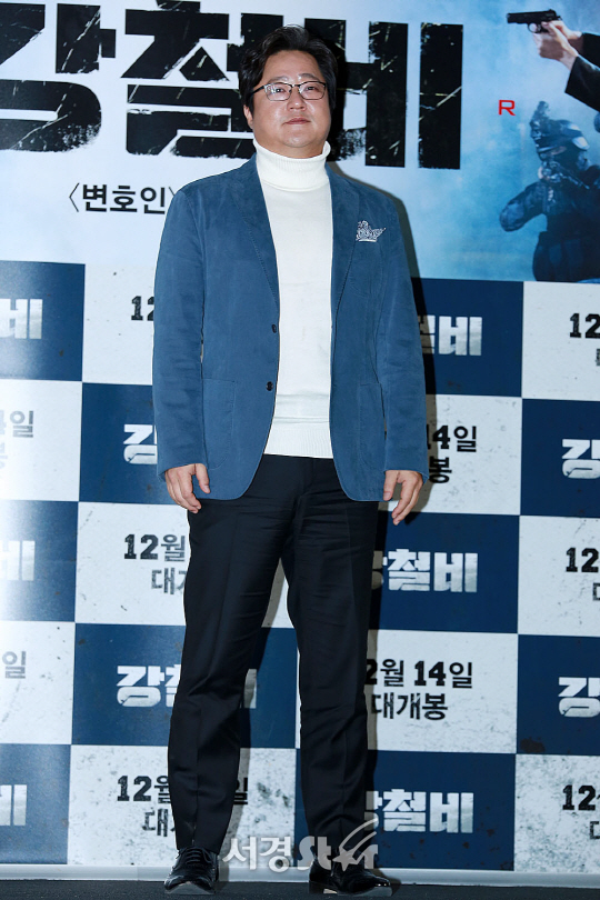 배우 곽도원이 11일 오후 서울 용산구 CGV 용산아이파크몰에서 열린 영화 ‘강철비’ 언론시사회에 참석해 포토타임을 갖고 있다.