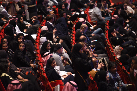 사우디 시민들이 지난 4일 리야드에서 열린 음악가 야니 콘서트에 남녀 혼석으로 앉아 콘서트를 감상하고 있다./리야드=AFP연합뉴스