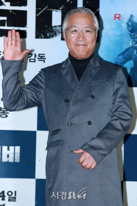 배우 이경영이 11일 오후 서울 용산구 CGV 용산아이파크몰에서 열린 영화 ‘강철비’ 언론시사회에 참석해 포토타임을 갖고 있다.