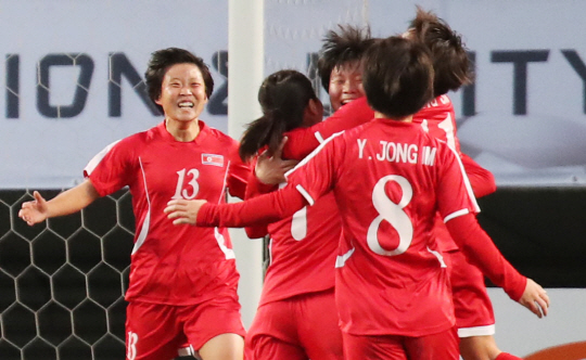 11일 남북 대결에서 선제골을 터뜨린 뒤 기뻐하는 북한 여자축구 대표팀 선수들. /연합뉴스