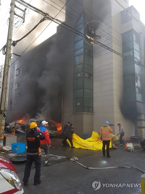 천안 4층짜리 원룸 건물 주차장서 화재…12명 부상