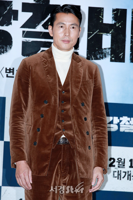 배우 정우성이 11일 오후 서울 용산구 CGV 용산아이파크몰에서 열린 영화 ‘강철비’ 언론시사회에 참석해 포토타임을 갖고 있다.