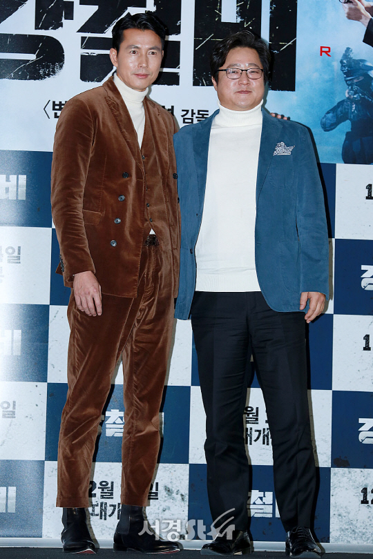 배우 정우성과 곽도원이 11일 오후 서울 용산구 CGV 용산아이파크몰에서 열린 영화 ‘강철비’ 언론시사회에 참석해 포토타임을 갖고 있다.